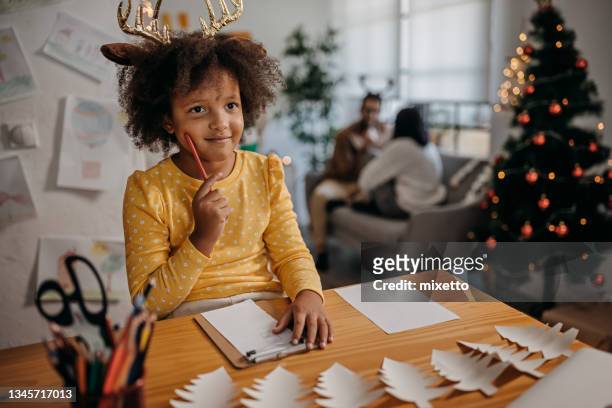 little girl writing a letter to santa claus - facts stockfoto's en -beelden