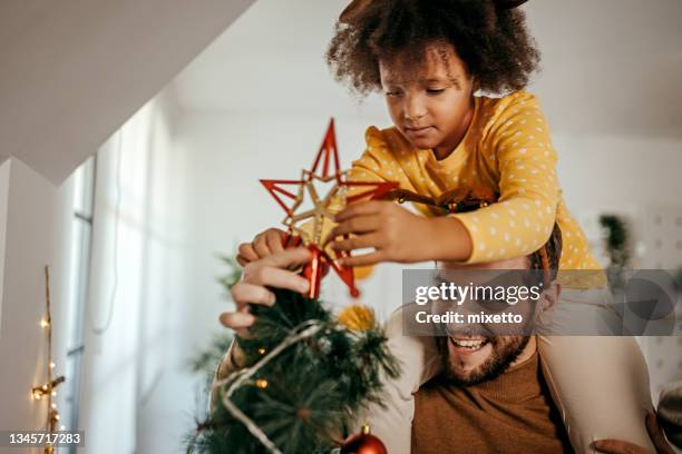 decorating christmas tree - single father 個照片及圖片檔