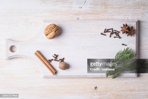 christmas baking ingredients on white wooden kitchen board - �クローブ ストックフォトと画像