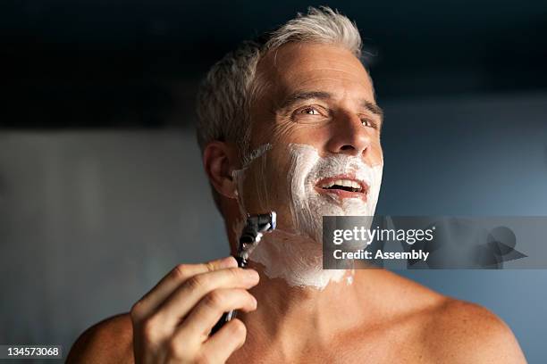 mature man shaving. - shaving 個照片及圖片檔