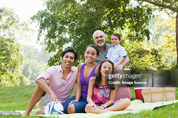 tres generaciones familia al picnic en el parque, retrato - filipino girl fotografías e imágenes de stock