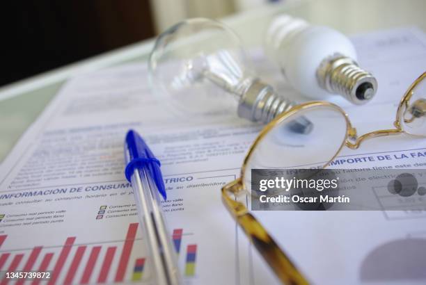 the price of electricity, the bill 2 - prijs stockfoto's en -beelden