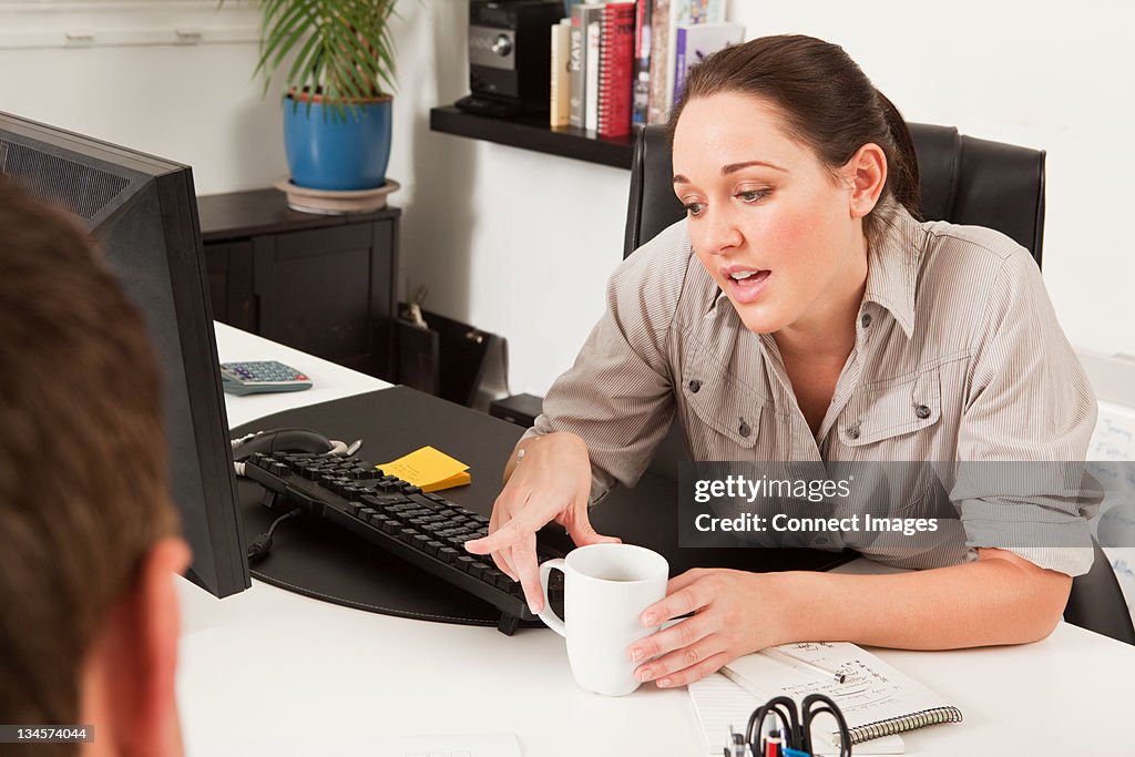 Trabalhadora discutir com um colega de trabalho