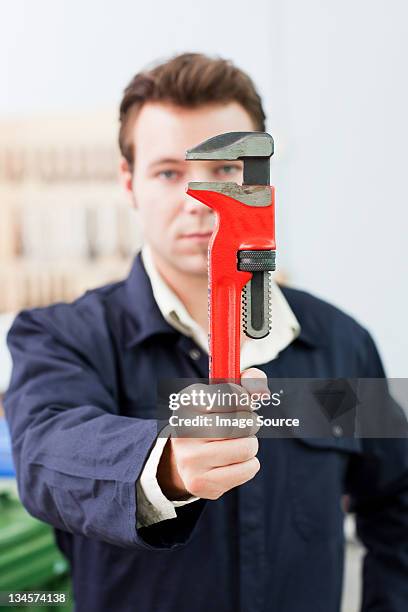 auszubildender klempner holding bis verstellbarer schraubenschlüssel - adjustable wrench stock-fotos und bilder