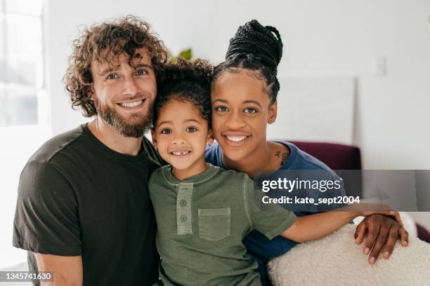 ser propietario de una casa de vacaciones puede ser una realidad - mestizo fotografías e imágenes de stock