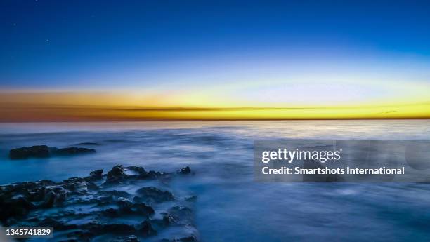 long exposure with blurred motion of a sunset in la jolla beach in san diego, california, usa - long beach california 個照片及圖片檔