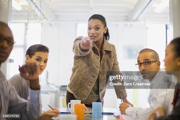 donna d'affari parlare in riunione - biasimo foto e immagini stock