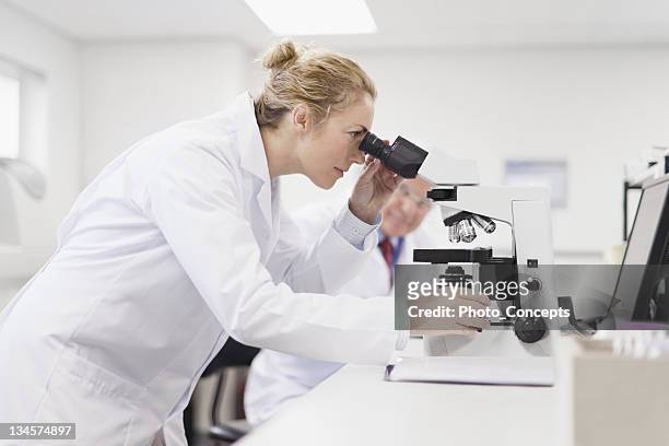 scientist working in pathology lab - patholoog stockfoto's en -beelden