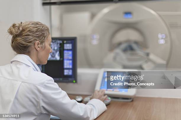 docteur exploitation scanner dans hospital, dans le connecticut - outil de diagnostic médical photos et images de collection
