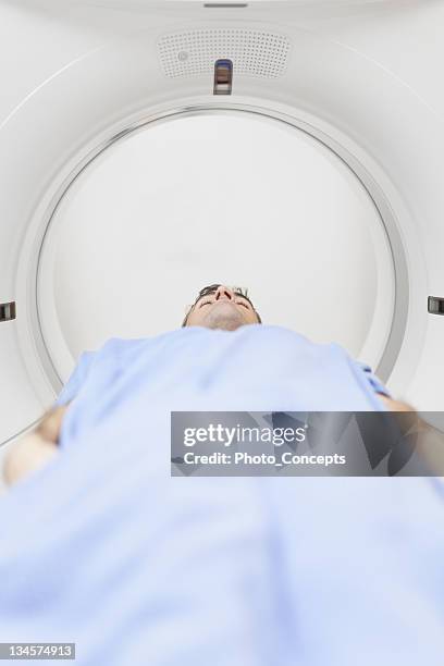 paciente están recostadas en el escáner tc - mri machine fotografías e imágenes de stock