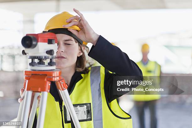 trabajador de la construcción mediante el uso de equipos - casco fotografías e imágenes de stock