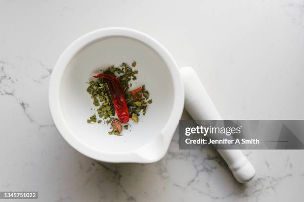 mortar and pestle - curry leaves stockfoto's en -beelden