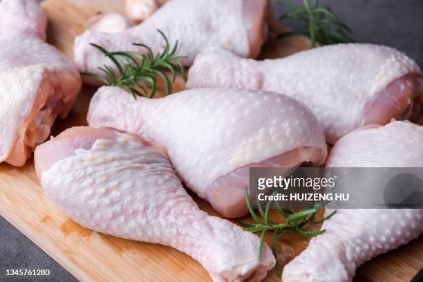 chicken legs on cutting board - chicken thigh stock-fotos und bilder