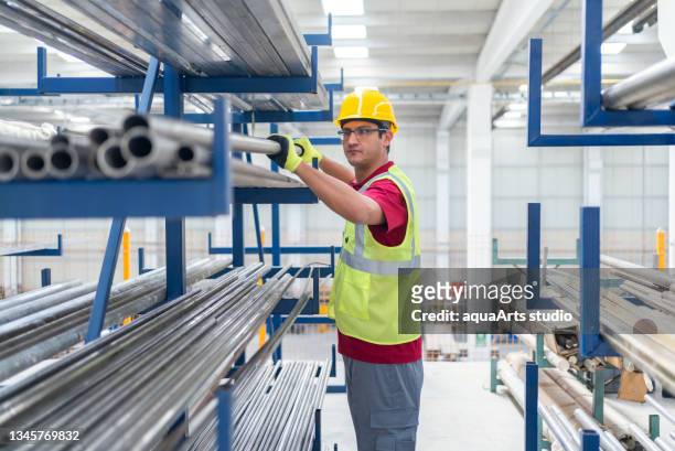 trabalhador de armazém trabalhando na fábrica de aço - indústria metalúrgica - fotografias e filmes do acervo