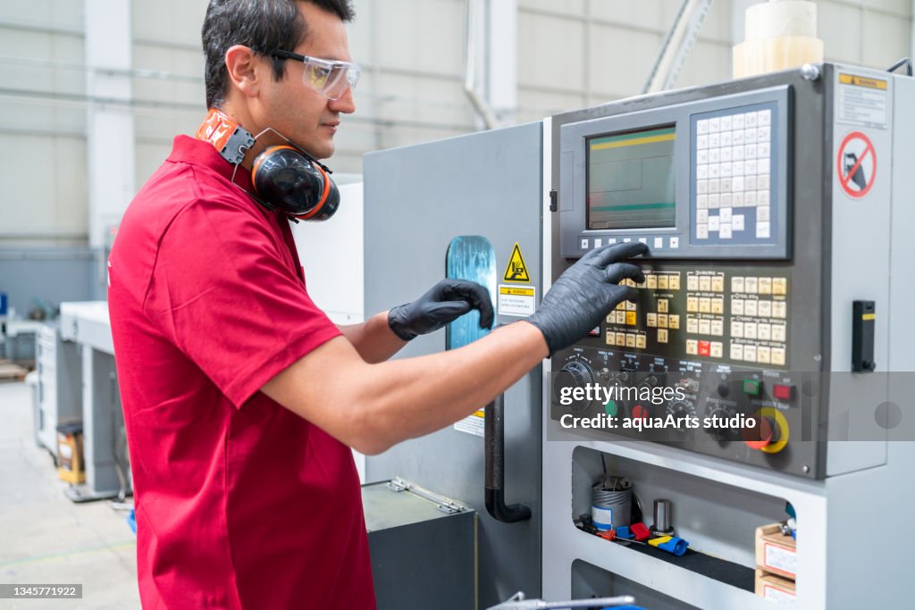 Fabrikarbeiter Programmieren einer CNC-Maschine