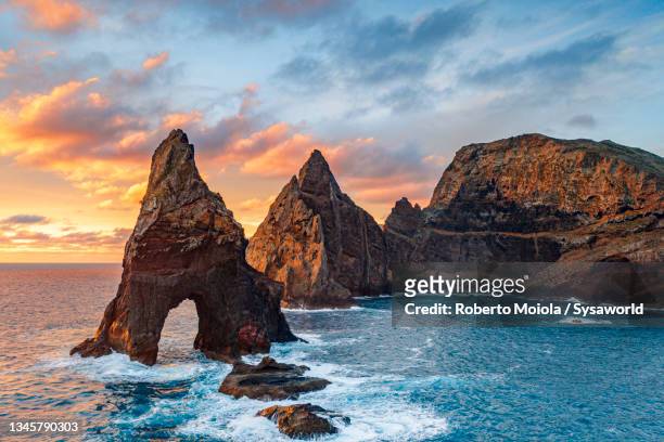 waves crashing on sea stacks rocks, madeira island - altas luces fotografías e imágenes de stock