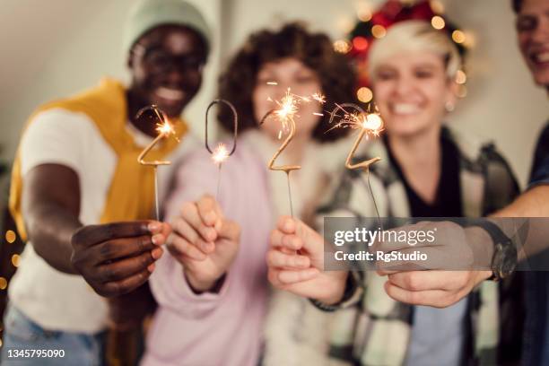 freundeskreis feiert neujahr 2022 zu hause - 18 23 monate stock-fotos und bilder