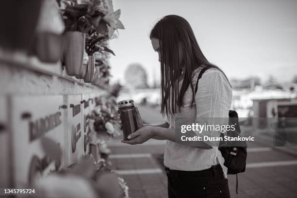 frau auf dem friedhof vermisst den geliebten menschen - decorative urn stock-fotos und bilder