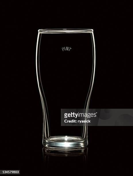vazio copo de cerveja de vidro isolado no fundo preto - pint glass - fotografias e filmes do acervo