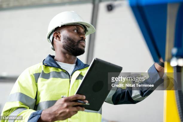 manufacturing process control plan. african production control engineer has the functions of manufacturing plan and process control to the provision of raw material, equipment, machines, and labor. - imitation stock photos et images de collection