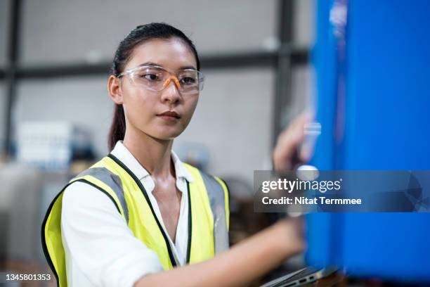 asian female production control engineers working in automated machinery to verify that a production process for improving, increase productivity is taking place in the production line. she can also ask for updated production planning, forecasting. - switchboard operator stock pictures, royalty-free photos & images