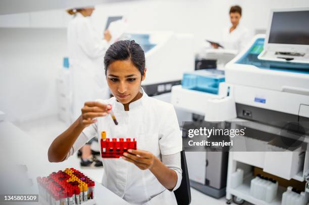 scientist working in the laboratory - bloedonderzoek stockfoto's en -beelden
