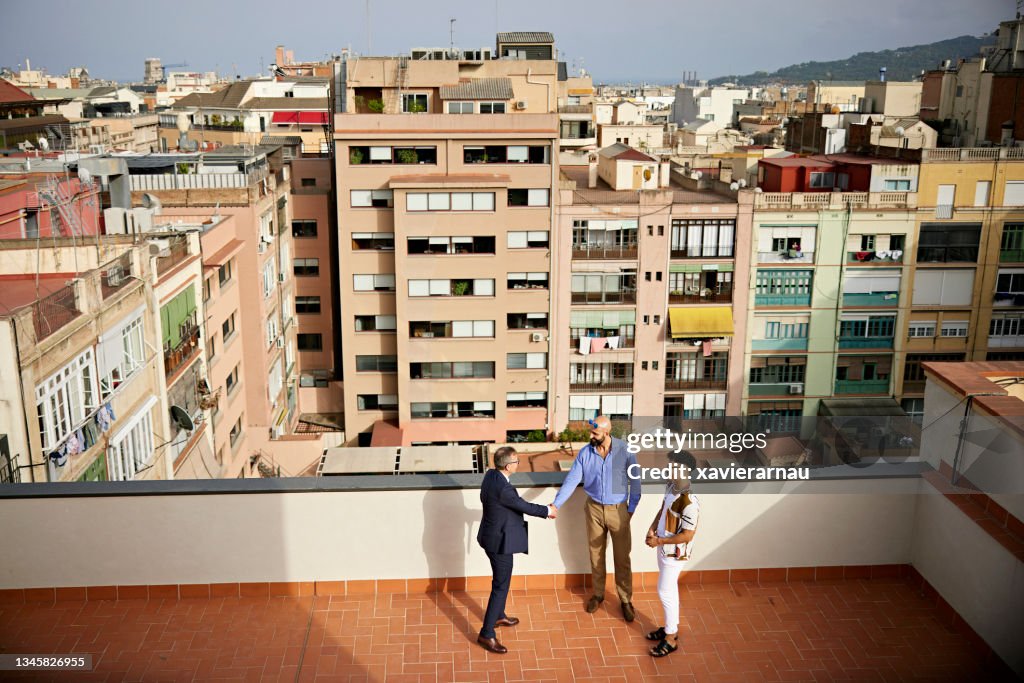 Agente de bienes raíces y posibles compradores que llegan a un acuerdo