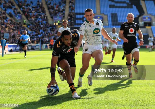 Zach Kibirige of Wasps goes over for their sides first try during the Gallagher Premiership Rugby match between Wasps and Northampton Saints at The...