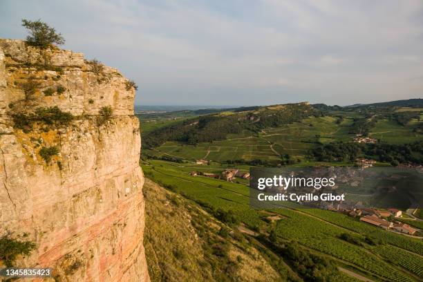 the rock of vergisson overlooking the village of vergisson and the vineyards. the rock of solutré can be seen in the distance (r). - oise stockfoto's en -beelden