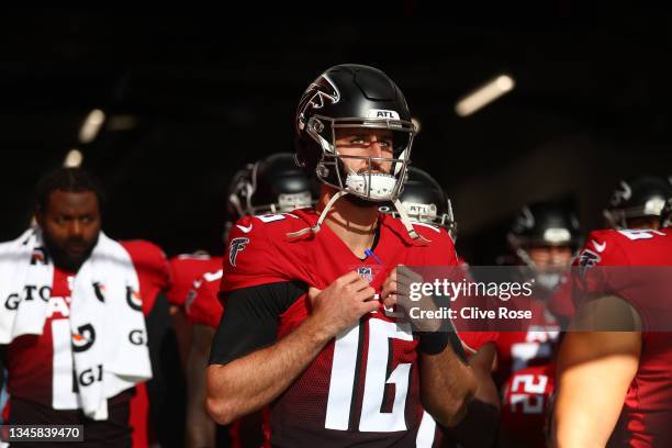Josh Rosen of the Atlanta Falcons prepares to walk onto the field during the NFL London 2021 match between New York Jets and Atlanta Falcons at...