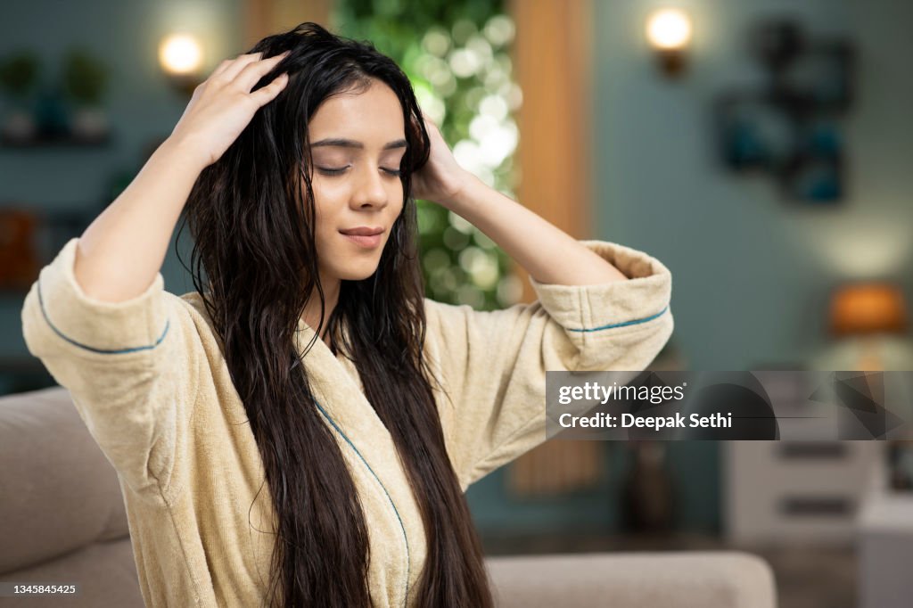 Young Woman Haarpflege, Stockfoto