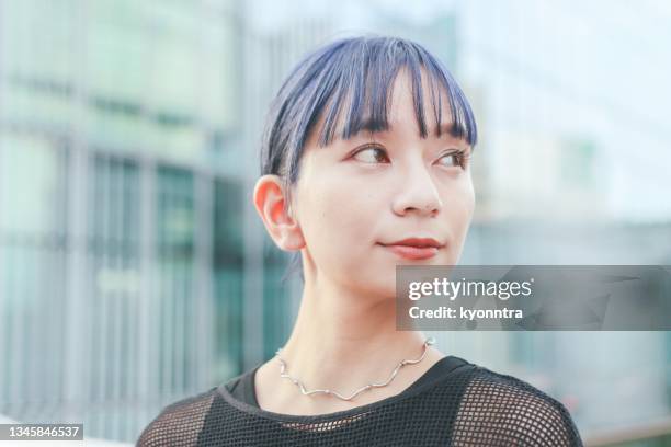 porträt einer jungen gen-z-frau in asien - gefärbtes haar stock-fotos und bilder