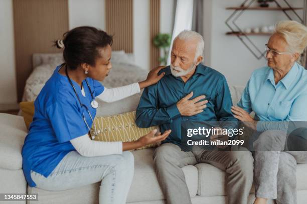 doctor visit - lung cancer stockfoto's en -beelden