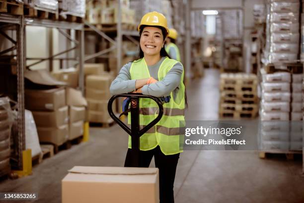 logistikspezialist - warehouse worker stock-fotos und bilder