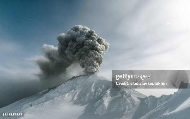 volcano eruption in winter kamchatka, kambaly volcano - eruption stockfoto's en -beelden