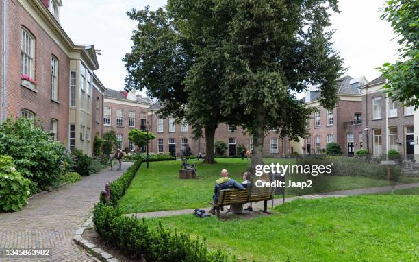 cityscape of zutphen, people at the 'oude bornhof' courtyard garden - courtyard stockfoto's en -beelden