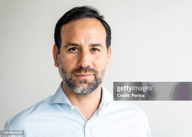 retrato de un hombre de negocios confiado con barba - rostro en primer plano fotografías e imágenes de stock