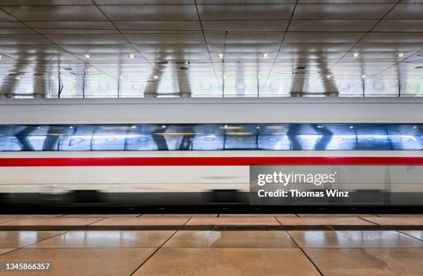 moving intercity train in a train station - aeroporto internazionale di francoforte foto e immagini stock