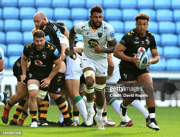 Gabriel Oghre of Wasps breaks with the ball during the Gallagher Premiership Rugby match between Wasps and Northampton Saints at The Coventry...