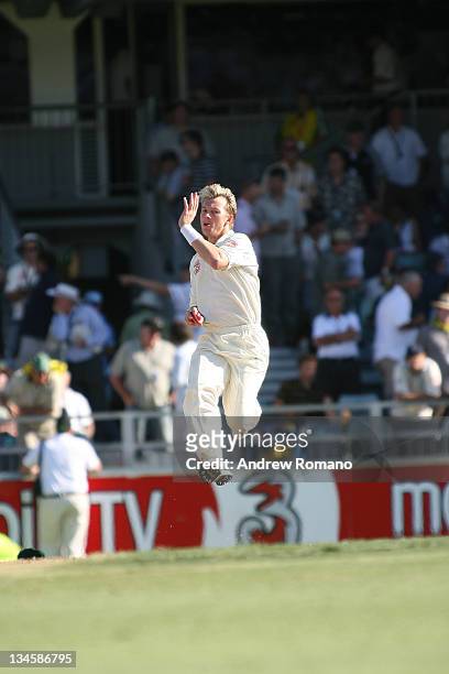 Brett Lee in Bowling Practice during the 3 Ashes Third Test, First Day at the WACA Ground in Perth, Australia on December 14, 2005.