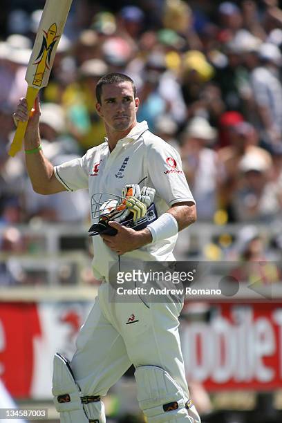 Kevin Pietersen acknowledges the crowd as he walks back to the pavilion during the 3 Ashes Third Test, Second Day at the WACA Ground in Perth,...