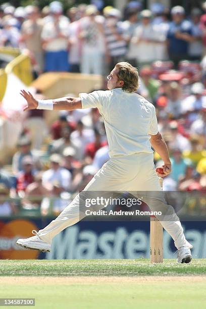 Shane Warne in action during the 3 Ashes Third Test, Second Day at the WACA Ground in Perth, Australia on December 15, 2005.