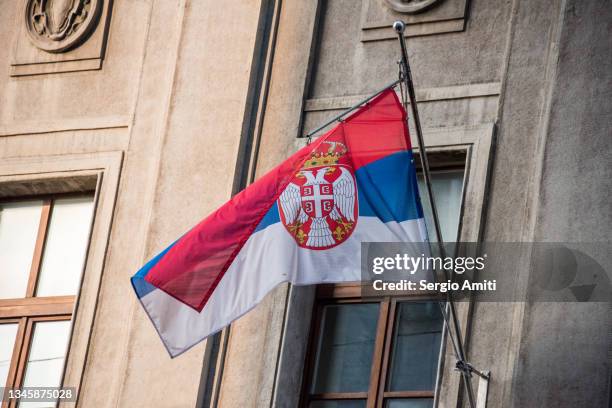 serbian flag - servië stockfoto's en -beelden