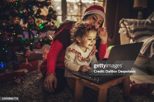 family on christmas morning. - weihnachten laptop stock-fotos und bilder