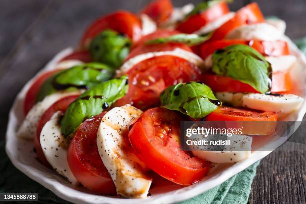 caprese salat - tomatoes stock-fotos und bilder