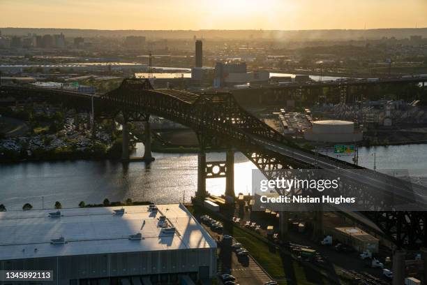 aerial photo of the pulaski skyway bridge in new jersey at sunset - newark new jersey stockfoto's en -beelden