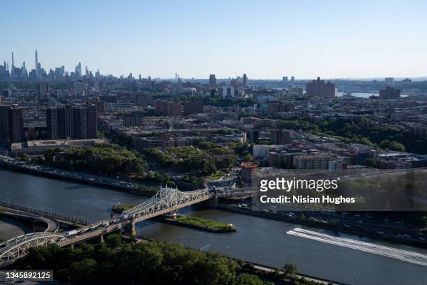 aerial photo of the university heights bridge in the bronx, new york, daytime - bronx stock-fotos und bilder