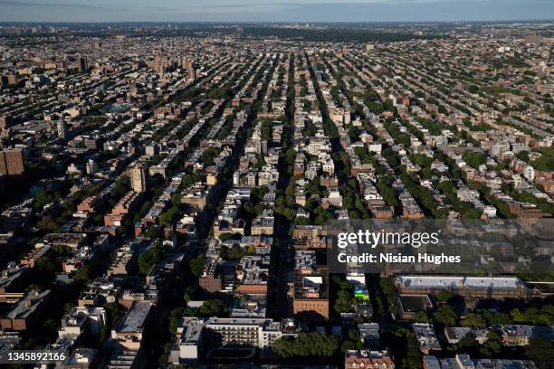 aerial photo of the rows of small buildings in jackson heights queens, new york - queens stockfoto's en -beelden