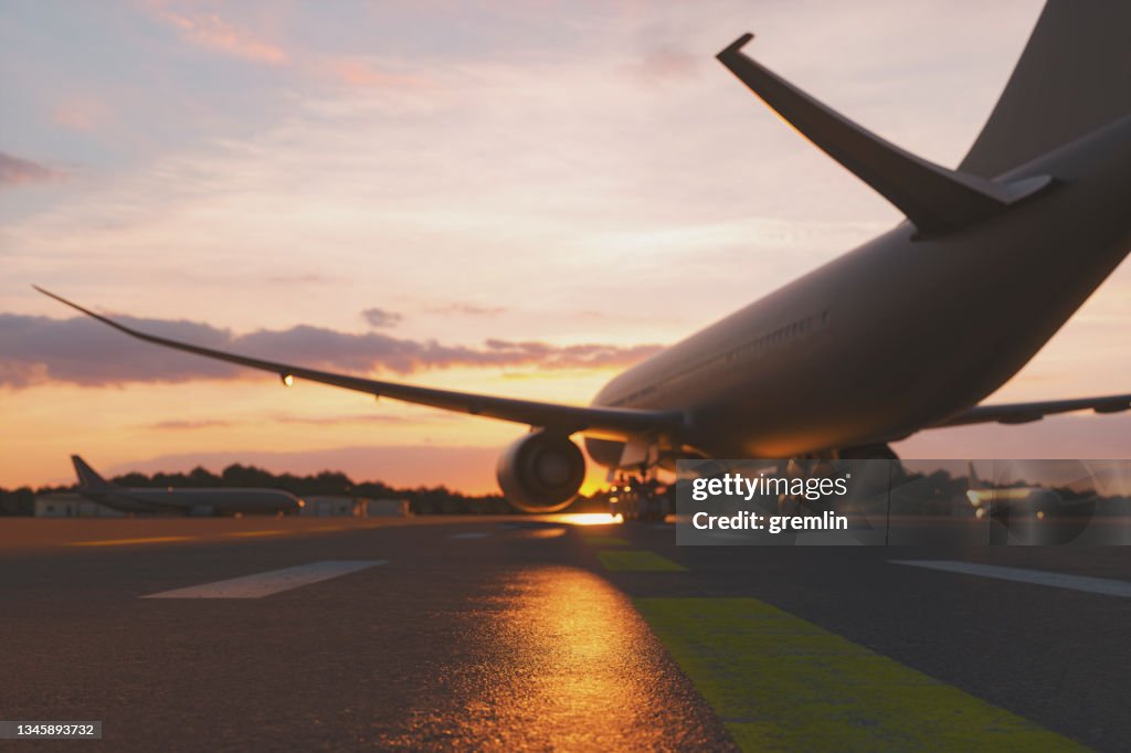 Leerer Flughafen bei Sonnenuntergang