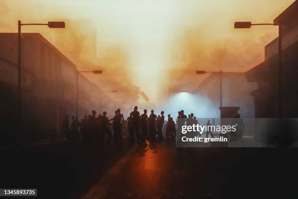 zombie-apokalypse in der stadt bei nacht - apokalypse stock-fotos und bilder